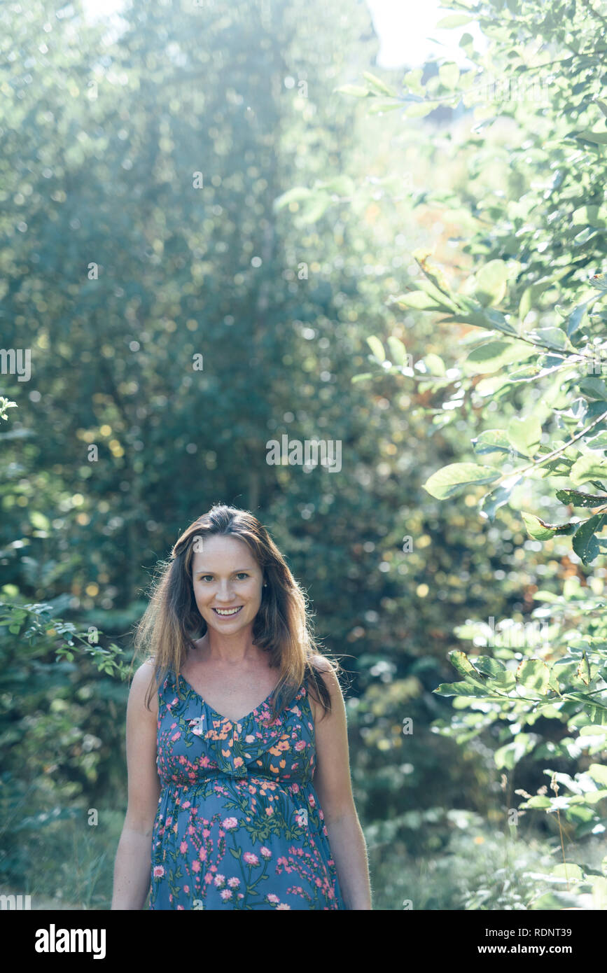 Frau, die in einer grünen Umgebung Stockfoto