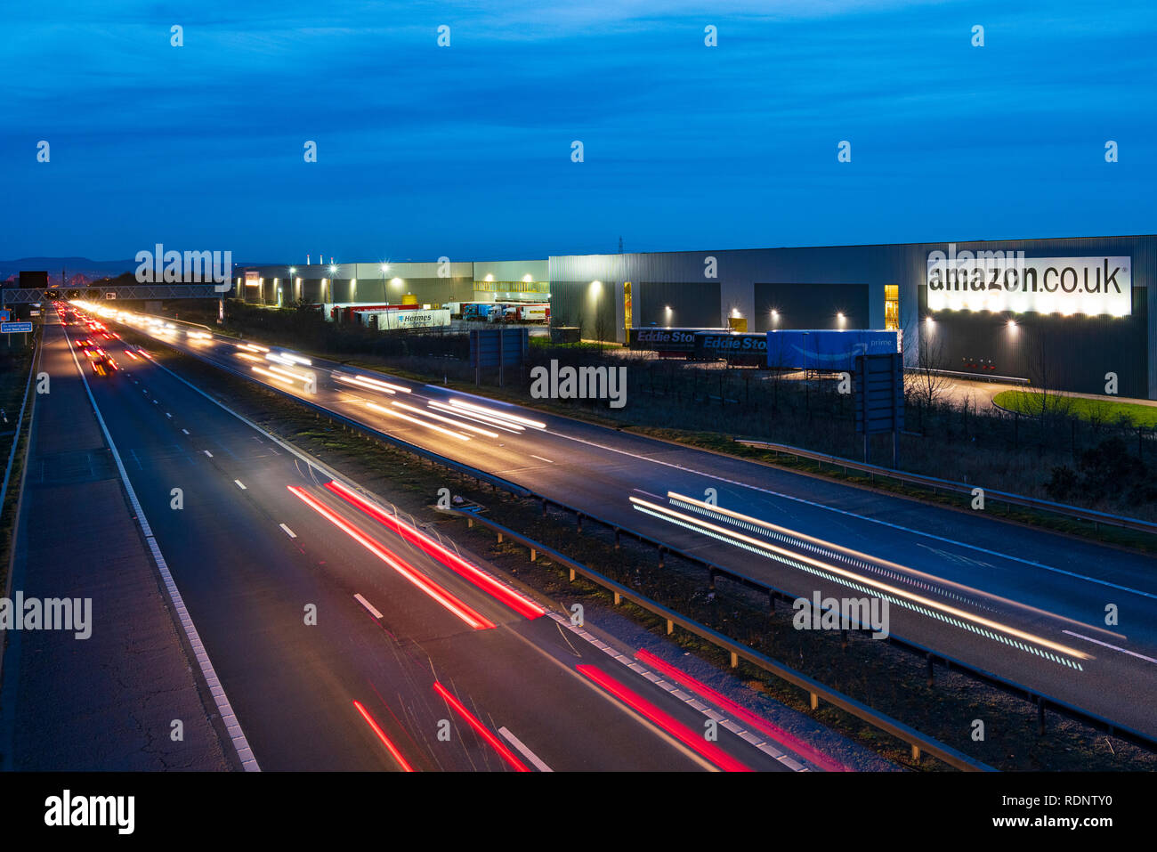 Blick auf Amazon Distribution Warehouse Center in Dunfermline, Fife, Schottland, Großbritannien Stockfoto