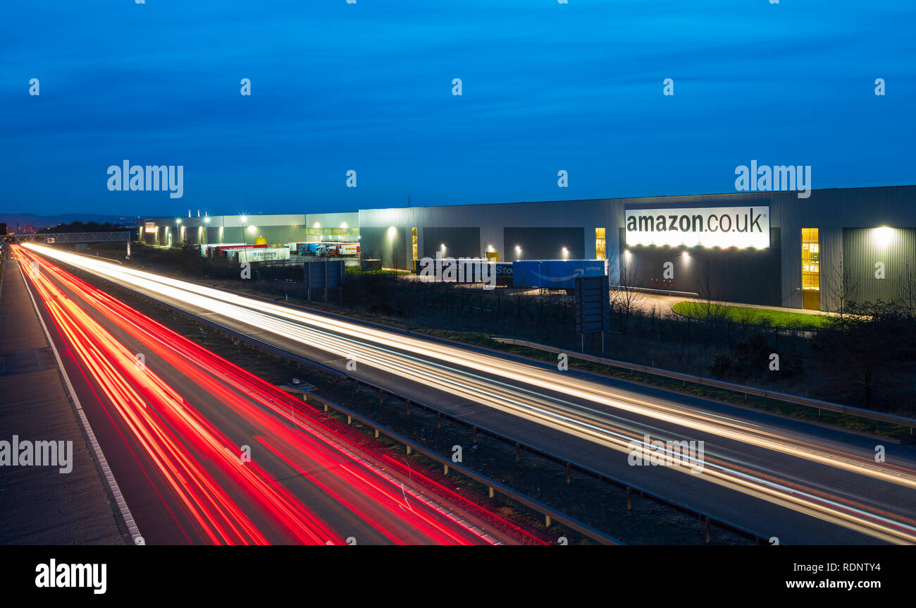 Blick auf Amazon Distribution Warehouse Center in Dunfermline, Fife, Schottland, Großbritannien Stockfoto