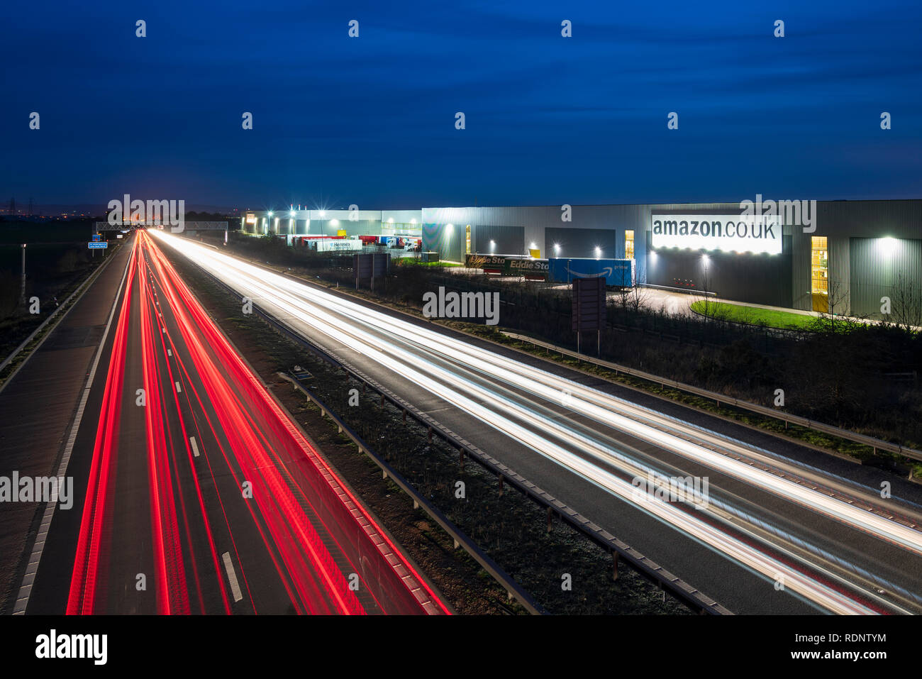 Blick auf Amazon Distribution Warehouse Center in Dunfermline, Fife, Schottland, Großbritannien Stockfoto