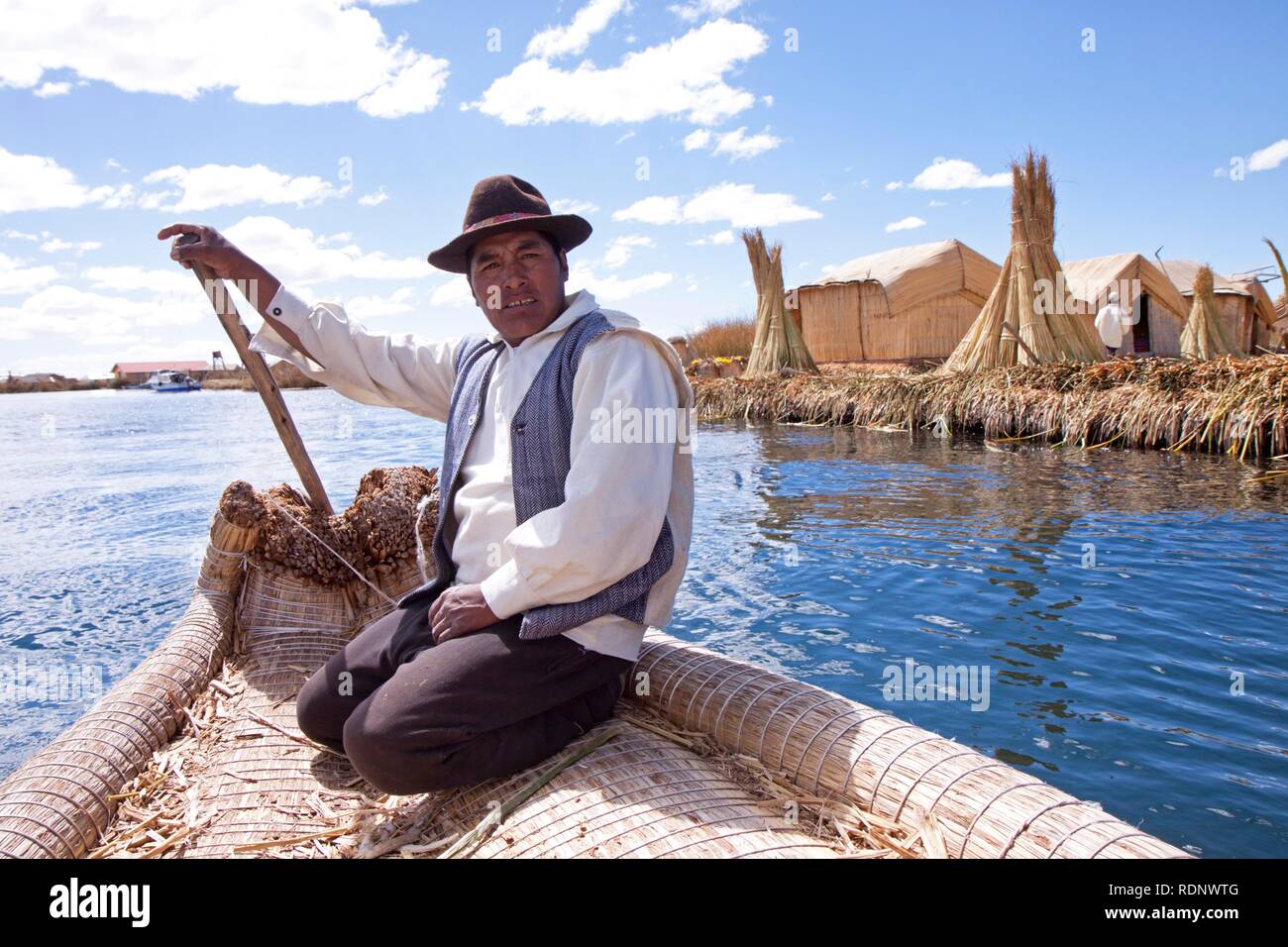 Mann Lenkung ein Rohr, Boot, schwebenden Uro Insel, Titicacasee, Puno, Peru, Südamerika Stockfoto