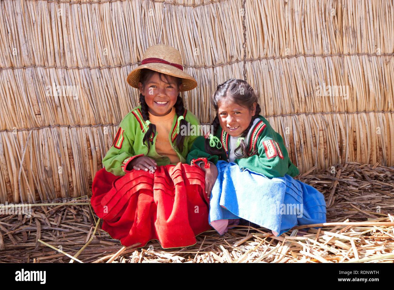 Zwei junge Mädchen, schwebenden Uro Insel, Titicacasee, Puno, Peru, Südamerika Stockfoto