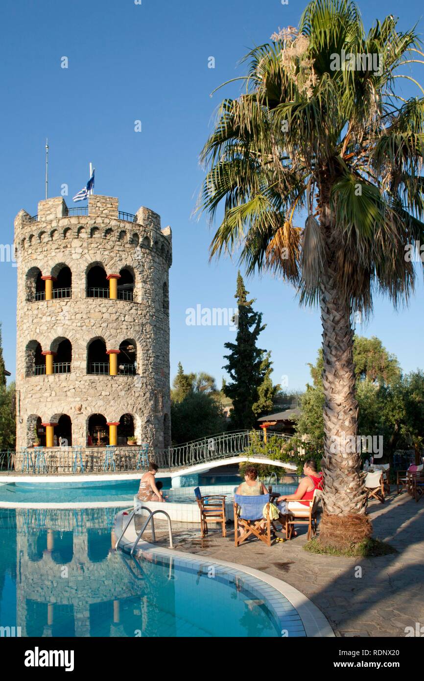 Stein Turm nach der Weiße Turm von Thessaloniki modelliert durch den Pool der Sun Village Hotel in Nikiti am Stockfoto