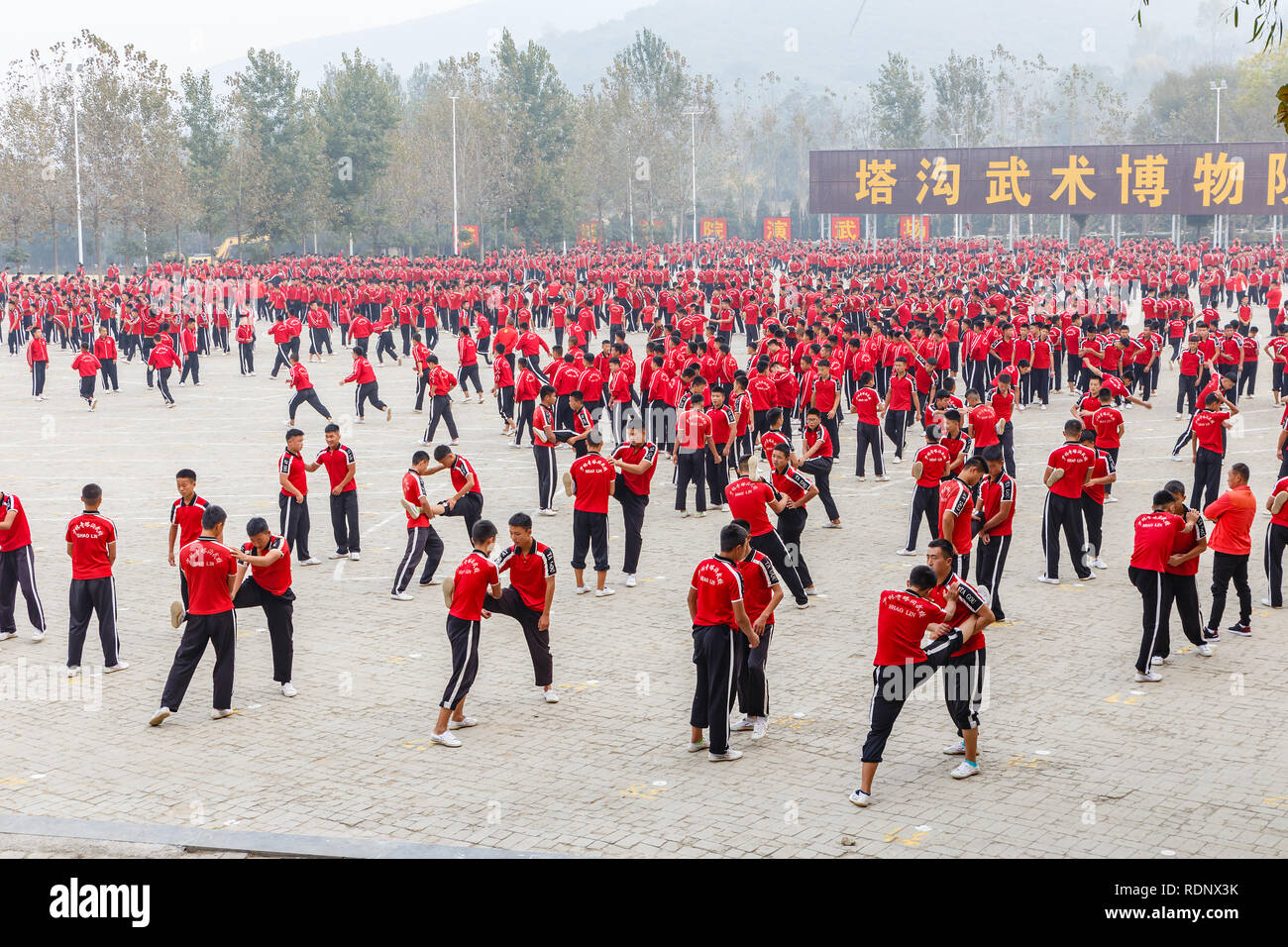 Dengfeng, China - Oktober 16, 2018: Schüler der Martial Arts School warm up vor dem Training. Shaolin Tempel. Stockfoto