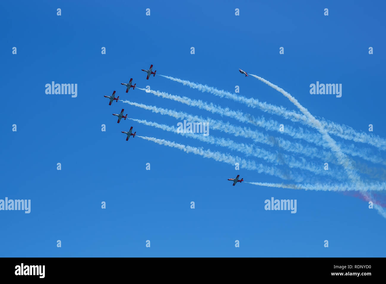 Torre del Mar, Spanien - Juli 29., 2018. Red Flugzeuge aerobatic Gruppe aus der Schwedische Patrouille Durchführung einer Demonstration Flug bei Festival Aereo Intern Stockfoto