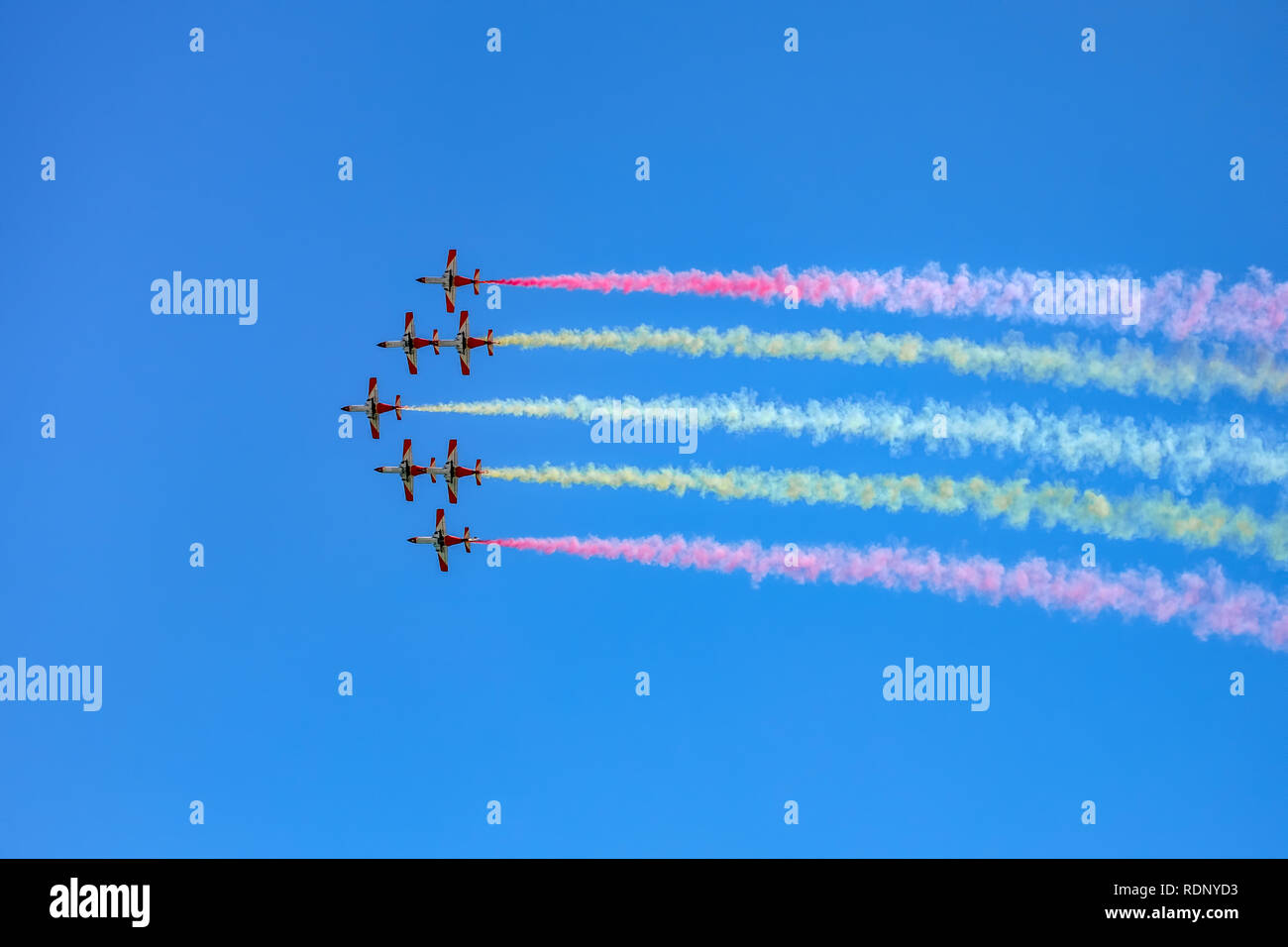 Torre del Mar, Spanien - Juli 29., 2018. Red Flugzeuge aerobatic Gruppe aus der Schwedische Patrouille Zeichnung spanische Flagge Abbildung am Himmel in der Festival AEREO I Stockfoto