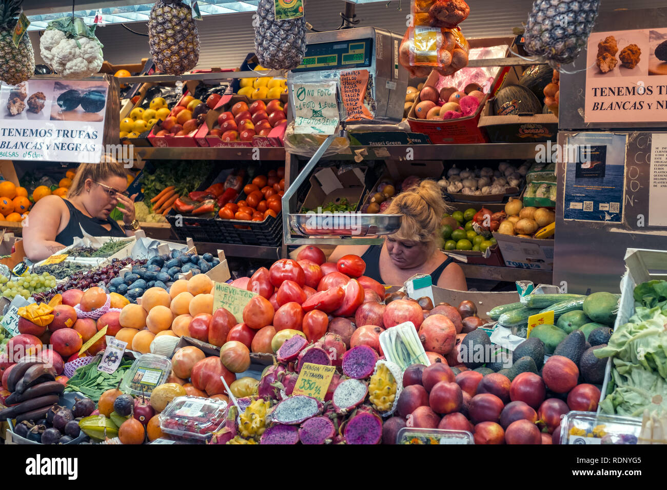 Malaga, Spanien - August 04, 2018. Das frische Obst stand auf dem Markt der Ataranzanas Central Market, Malaga, Spanien Stockfoto