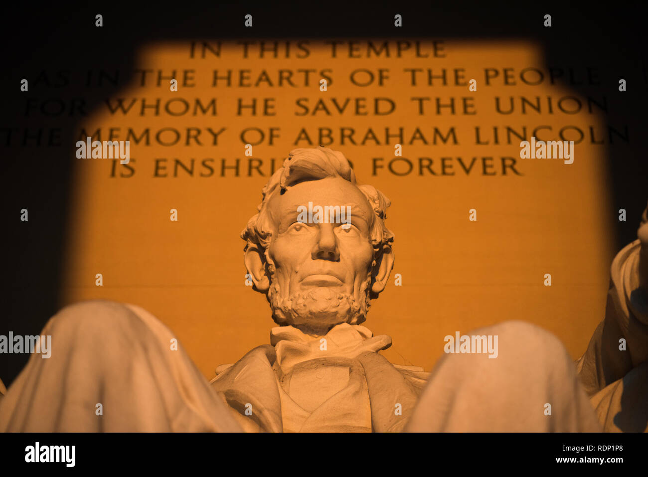 WASHINGTON DC, USA – die Lincoln Memorial Statue, die sich im Lincoln Memorial in Washington, DC, USA, befindet, ist ein bemerkenswertes Kunstwerk und ein wichtiges Symbol der amerikanischen Geschichte. Diese berühmte Marmorstatue wurde vom berühmten Bildhauer Daniel Chester French entworfen und repräsentiert Abraham Lincoln, den 16. Präsidenten der Vereinigten Staaten, der während der turbulenten Zeit des Bürgerkriegs eine entscheidende Rolle beim Erhalt der Nation spielte. Stockfoto