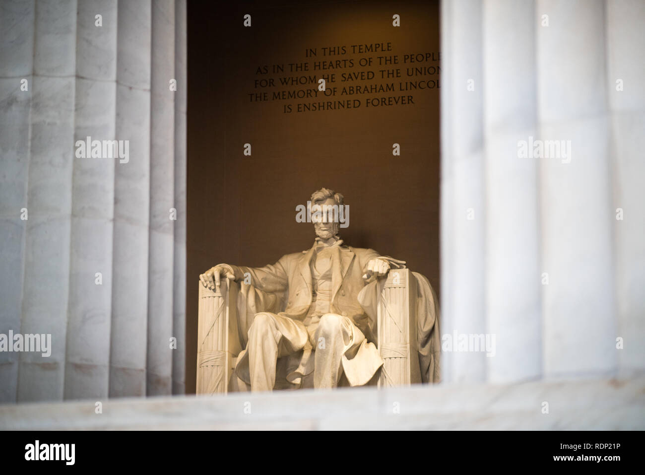 WASHINGTON DC, USA – die Lincoln Memorial Statue, die sich im Lincoln Memorial in Washington, DC, USA, befindet, ist ein bemerkenswertes Kunstwerk und ein wichtiges Symbol der amerikanischen Geschichte. Diese berühmte Marmorstatue wurde vom berühmten Bildhauer Daniel Chester French entworfen und repräsentiert Abraham Lincoln, den 16. Präsidenten der Vereinigten Staaten, der während der turbulenten Zeit des Bürgerkriegs eine entscheidende Rolle beim Erhalt der Nation spielte. Stockfoto
