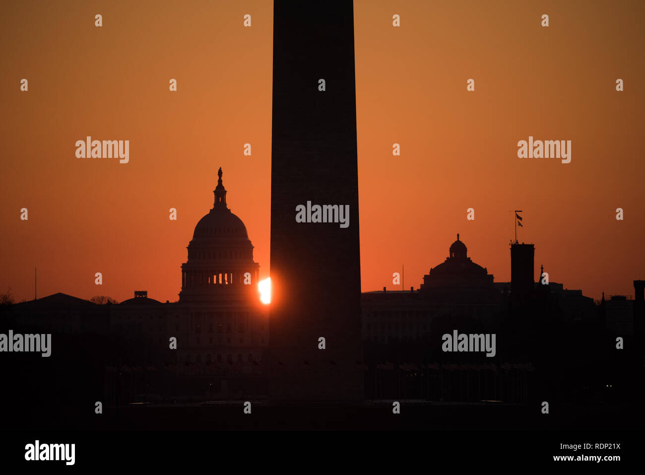 US Capitol Dome Washington Monument Sonnenaufgang Washington DC / WASHINGTON DC, Vereinigte Staaten – am frühen Morgen mit Sonnenaufgang zwischen dem US Capitol Dome und dem Washington Monument, vom Lincoln Memorial aus gesehen. Stockfoto