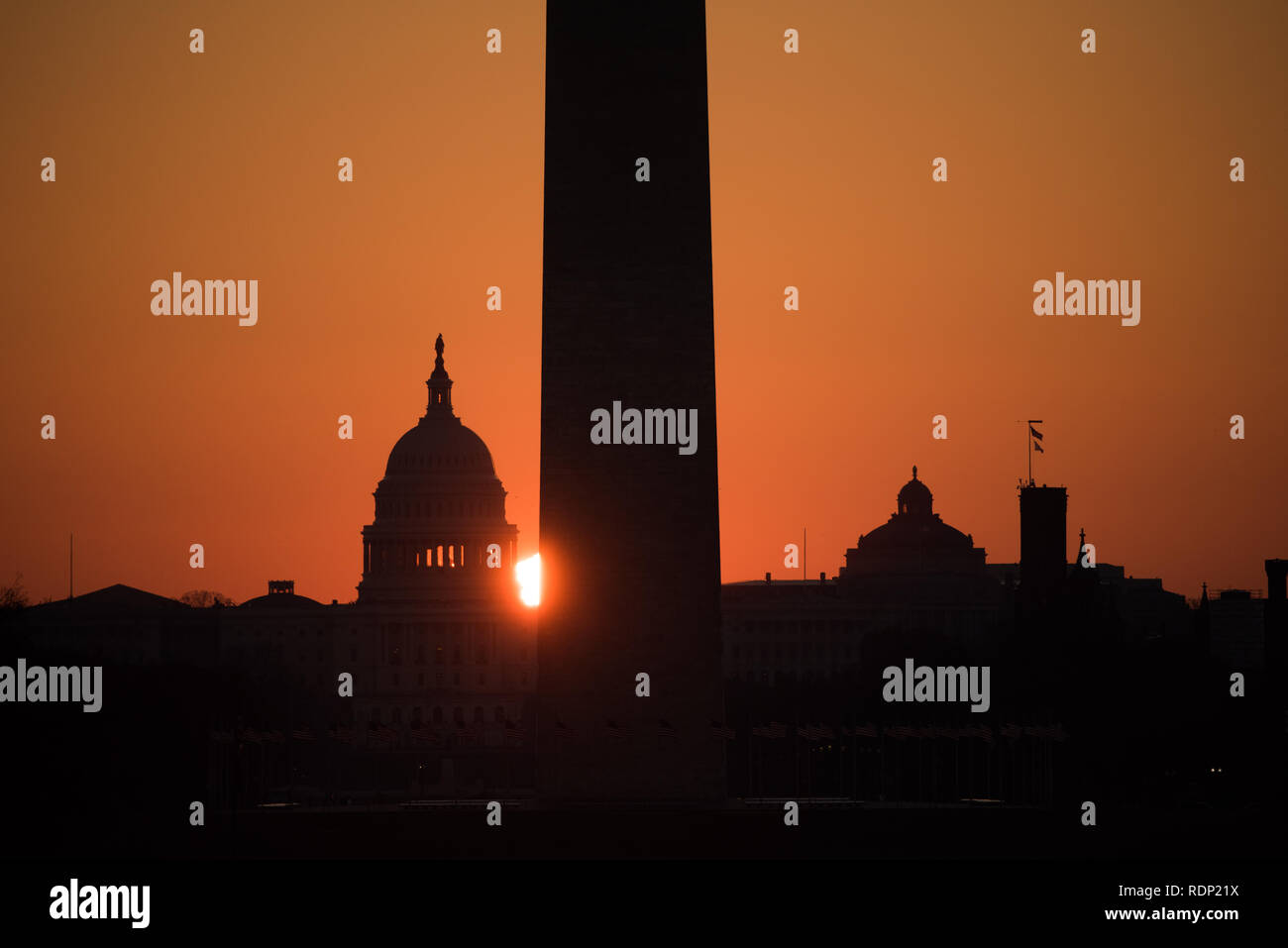WASHINGTON DC, USA - am frühen Morgen mit der Sonne rusing zwischen dem US Capitol Dome und das Washington Monument, das Lincoln Memorial gesehen. Stockfoto