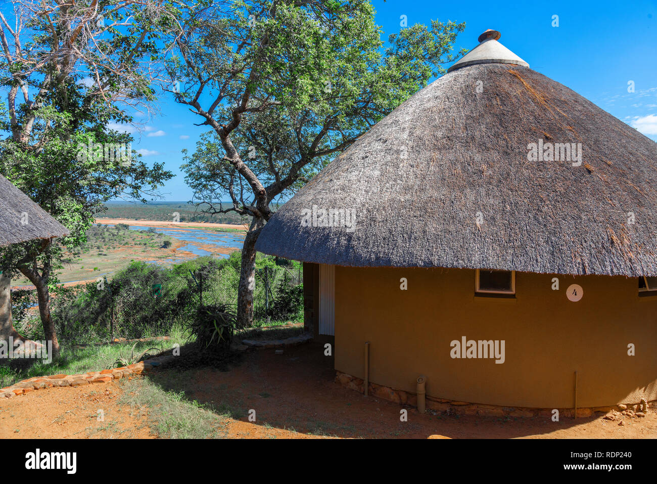 Traditionelle Gasthäuser & Pensionen in strohgedeckte rondovals mit Blick auf den Olifants Fluss in Olifants Restcamp, Krüger Nationalpark, Südafrika Stockfoto