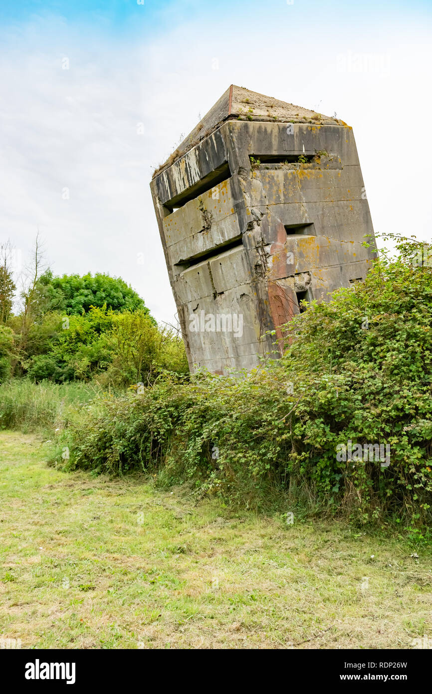 Gekippt original alten deutschen Bunker aus dem Zweiten Weltkrieg La Tour Penchee (den Schiefen Turm) in Oye Plage, Nord-Pas-de-Calais, Frankreich. Stockfoto