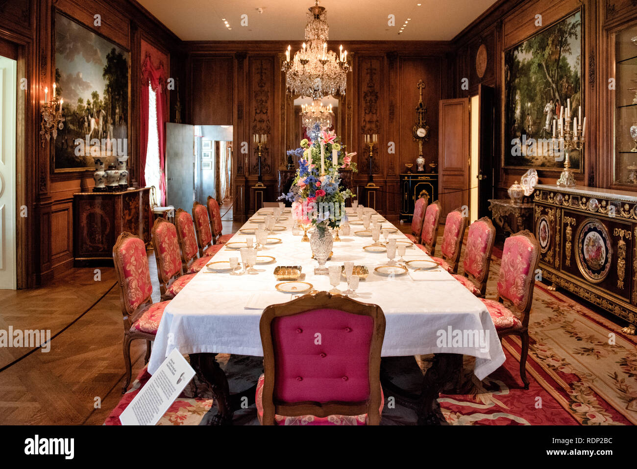 Hillwood Estate Main Dining Room Washington DC // WASHINGTON DC - der Hauptspeisesaal im Hillwood Estate. Hillwood Estate and Museum in Washington DC ist die ehemalige Residenz der Geschäftsfrau, Sozialistin, Philanthropin und Sammlerin Marjorie Merriweather Post. Hillwood ist bekannt für die Aufnahme und Ausstellung der großen Sammlung dekorativer Kunst von Post, mit besonderen Stärken in Sammlungen aus dem Haus Romanov, einschließlich Fabergé Eggs. Weitere Höhepunkte sind französische Kunst aus dem 18. Und 19. Jahrhundert und eine der schönsten Orchideensammlungen des Landes. Stockfoto