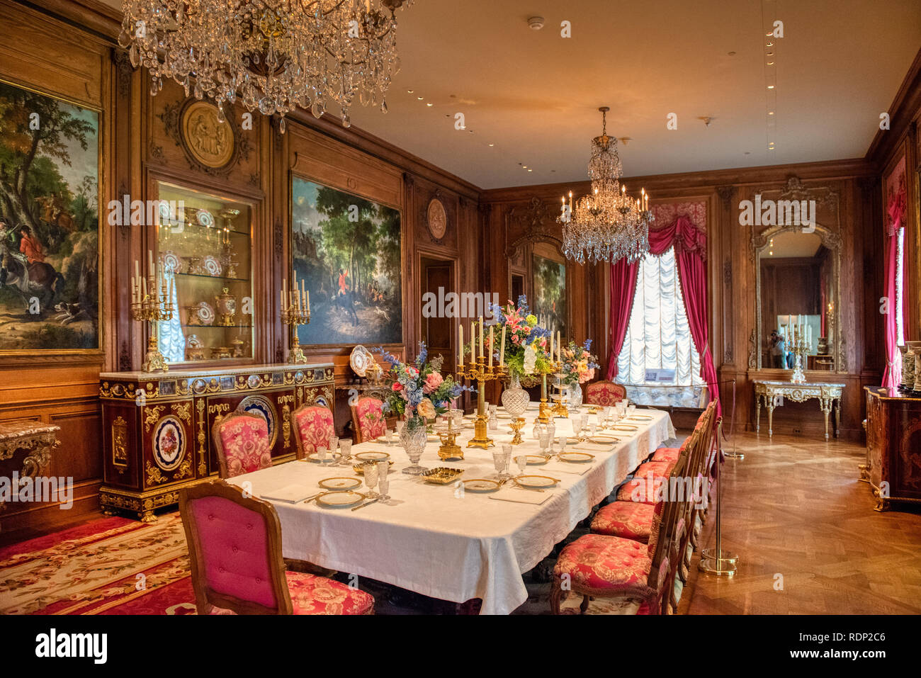 Hillwood Estate Main Dining Room Washington DC // WASHINGTON DC - der Hauptspeisesaal im Hillwood Estate. Hillwood Estate and Museum in Washington DC ist die ehemalige Residenz der Geschäftsfrau, Sozialistin, Philanthropin und Sammlerin Marjorie Merriweather Post. Hillwood ist bekannt für die Aufnahme und Ausstellung der großen Sammlung dekorativer Kunst von Post, mit besonderen Stärken in Sammlungen aus dem Haus Romanov, einschließlich Fabergé Eggs. Weitere Höhepunkte sind französische Kunst aus dem 18. Und 19. Jahrhundert und eine der schönsten Orchideensammlungen des Landes. Stockfoto