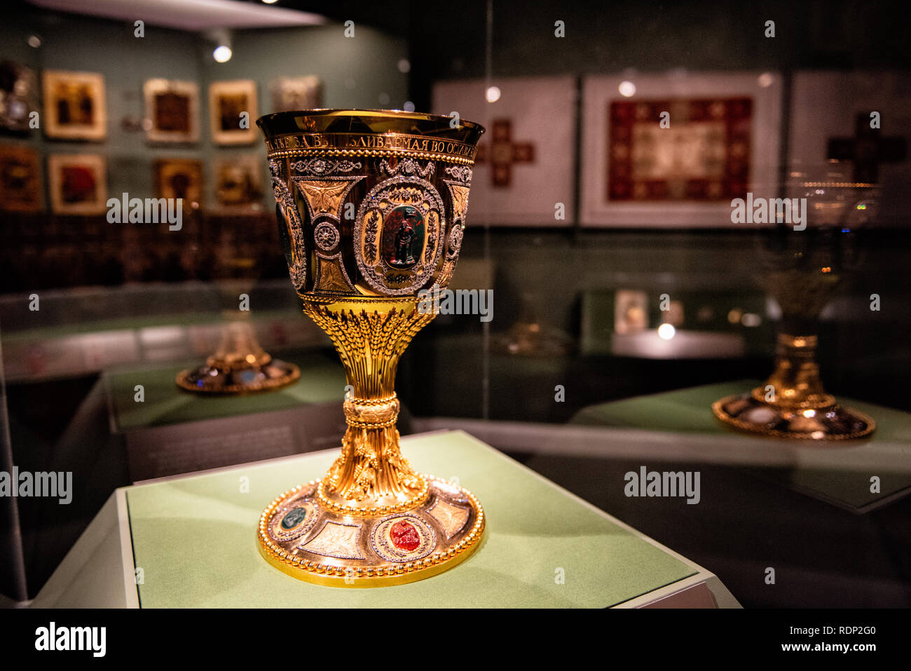 Russian Chalice Hillwood Estate Washington DC | WASHINGTON D.C., Vereinigte Staaten – Ein russischer Kelch aus Gold und Diamanten aus dem Jahr 1791 steht in der Sacred Arts Gallery im Hillwood Estate, Museum & Gardens. Katharina die große beauftragte das Werk des Juweliers Iver Winfeldt Buch und überreichte es dem Alexander-Newski-Kloster in St. Petersburg zum Gedenken an Grigori Potemkin; es zählt heute zu den besten Objekten in der Sammlung russischer Sakralkunst von Marjorie Merriweather Post. Stockfoto