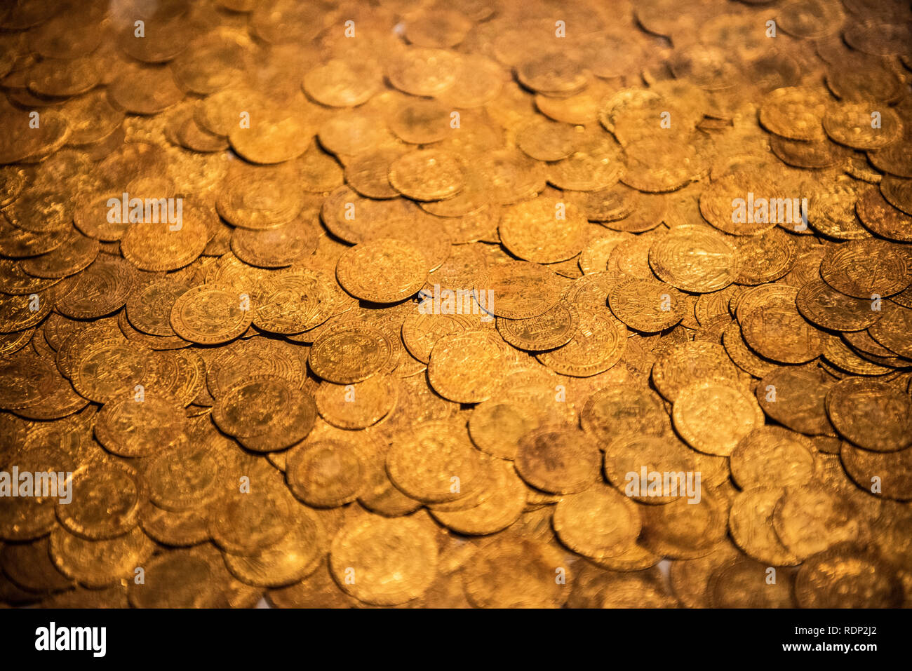 Fishpool Horde Gold Coins British Museum London // LONDON, UK — der Fishpool Hord, ausgestellt im British Museum, stellt die größte Sammlung mittelalterlicher Goldmünzen dar, die jemals in Großbritannien entdeckt wurde. Der bemerkenswerte Schatz wurde im Dorf Fishpool in Nottinghamshire ausgegraben und besteht aus 1.237 Goldmünzen und verschiedenen Schmuckstücken aus dem 15. Jahrhundert. Das 1753 gegründete British Museum beherbergt diesen bedeutenden archäologischen Fund unter seiner umfangreichen Sammlung von Weltkunst und Artefakten. Das Museum gilt weithin als eines der umfassendsten kulturinstitute der Welt Stockfoto