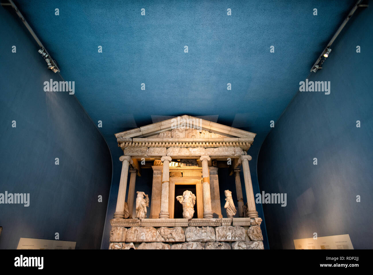 Nereid Monument British Museum London // LONDON, UK — das Nereid Monument, das größte und schönste der lykischen Gräber, die in der Nähe von Xanthos im Südwesten der Türkei gefunden wurden, ist ein bemerkenswertes Beispiel für die alte Grabarchitektur im British Museum. Benannt nach den Figuren der Nereiden, Töchtern des Meeresgottes Nereus, die zwischen seinen Säulen stehen, wurde dieses monumentale Grab um 390-380 v. Chr. erbaut. Die Struktur stellt ein bedeutendes Beispiel für den klassischen griechischen Einfluss auf die lykische Kultur dar. Das 1753 gegründete British Museum beherbergt dieses beeindruckende Artefakt als Teil seiner umfangreichen Sammlung Stockfoto