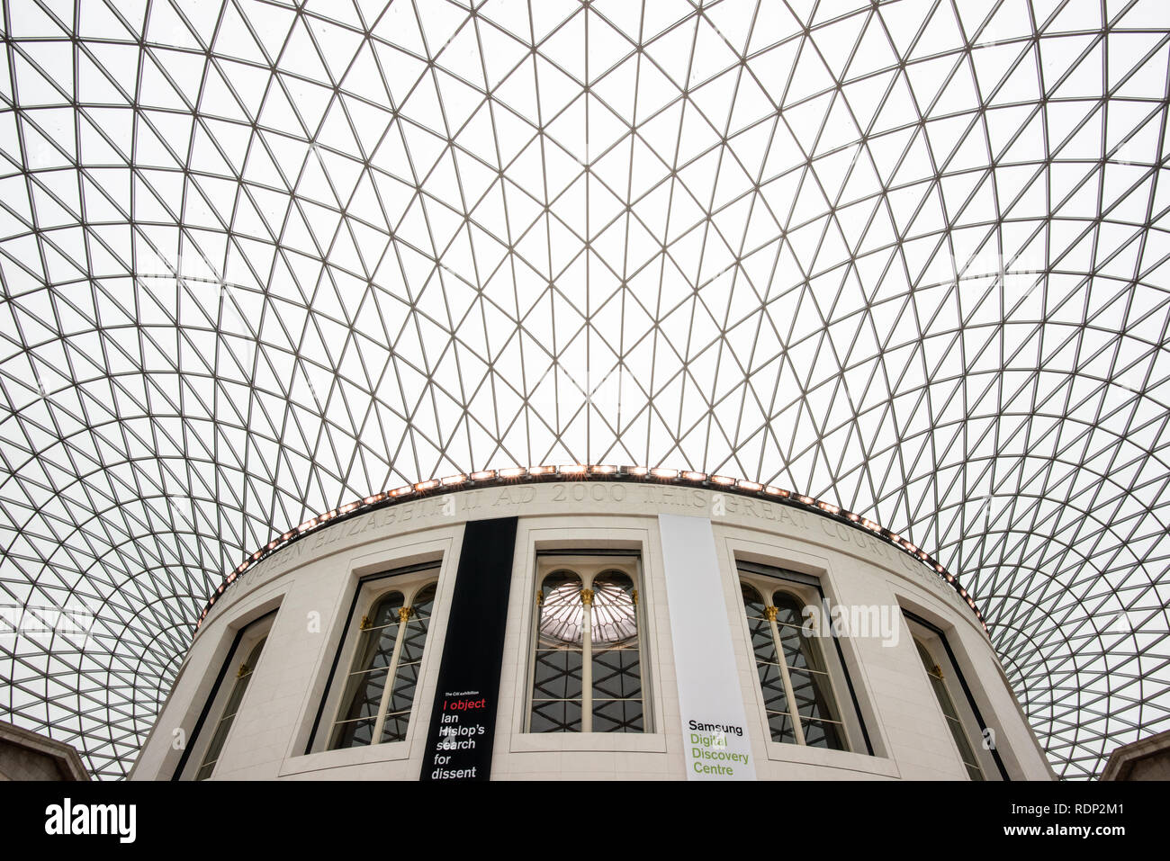 LONDON, GROSSBRITANNIEN - die Queen Elizabeth II Great Court, oder große Hof, eine überdachte qandrangle im Herzen des British Museum. Das British Museum in London, ist einer der größten und umfangreichsten Museen der Welt. Es ist, die Geschichte, Kunst und Kultur, und wurde 1753 gegründet. Stockfoto