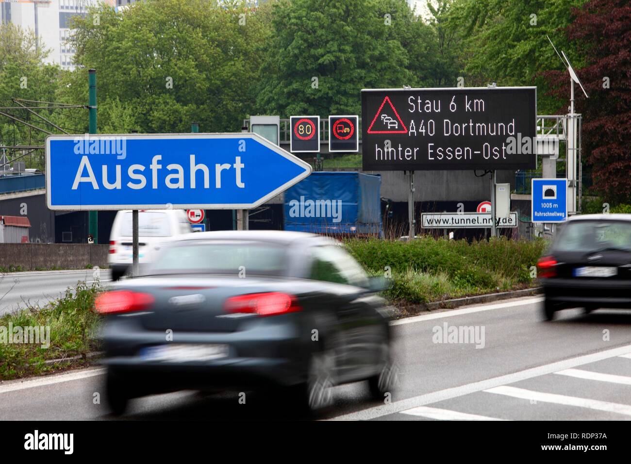 Elektronische Zeichen Warnung vor Staus auf der Autobahn A40 oder Ruhrschnellweg, Essen, Nordrhein-Westfalen Stockfoto