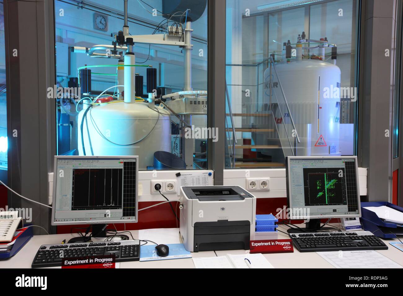 NMR Nuclear magnetic resonance Spektroskop für die Erkennung von Proteinen Strukturen auf atomarer Ebene, Kontrolle und Bewertung Stockfoto