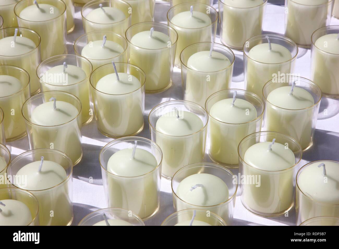 Viele weiße Kerzen Stockfoto