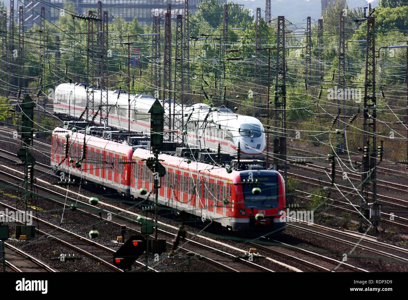 Ice Bahnhof, Eis, und eine Regionalbahn, S-Bahn, auf der Spur, Eisenbahn, Spur Netzwerk Neben den wichtigsten Stockfoto