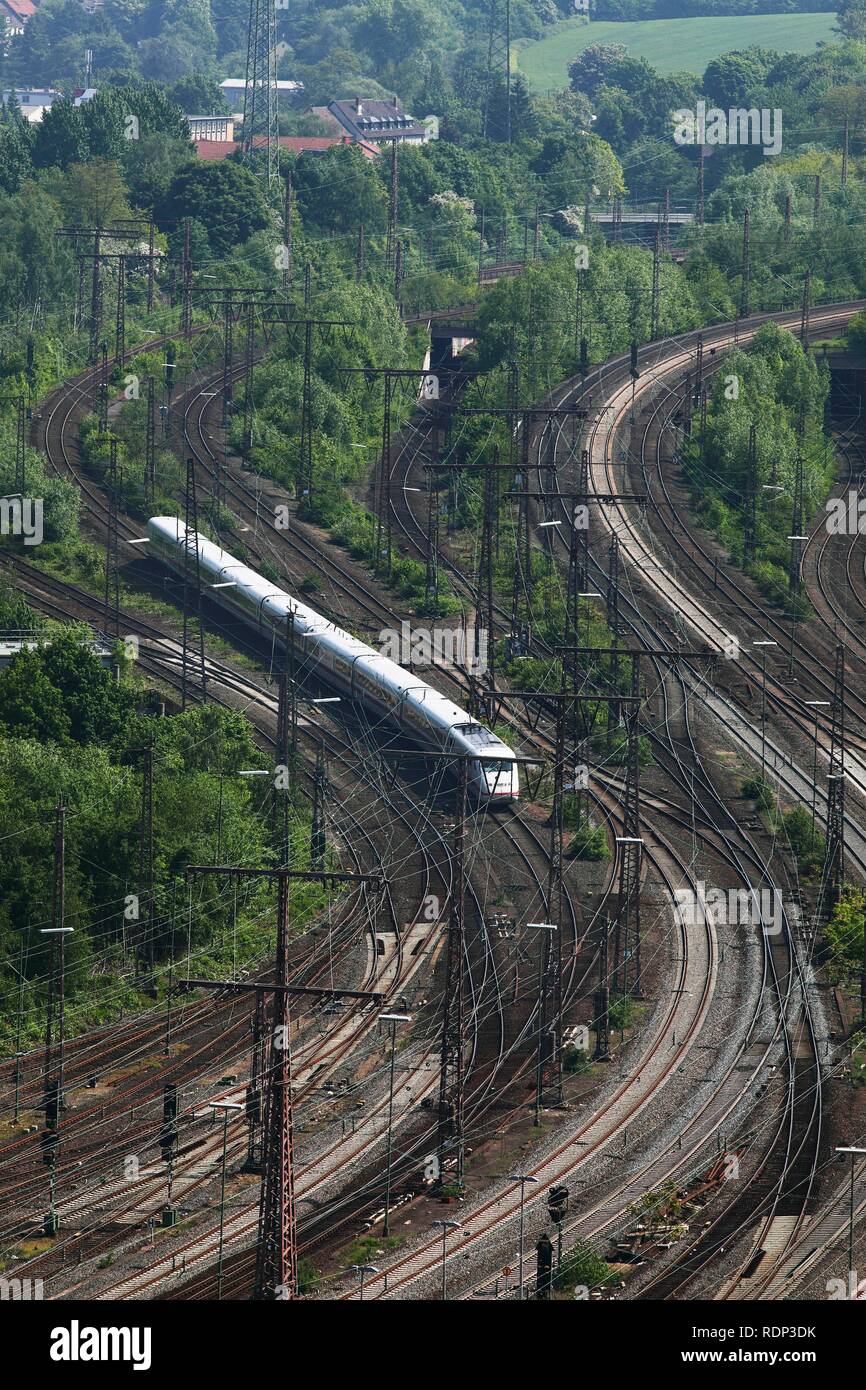 ICE, ICE-Zug auf der Spur, Eisenbahn, Spur Netzwerk Neben dem Hauptbahnhof Essen, Essen Stockfoto