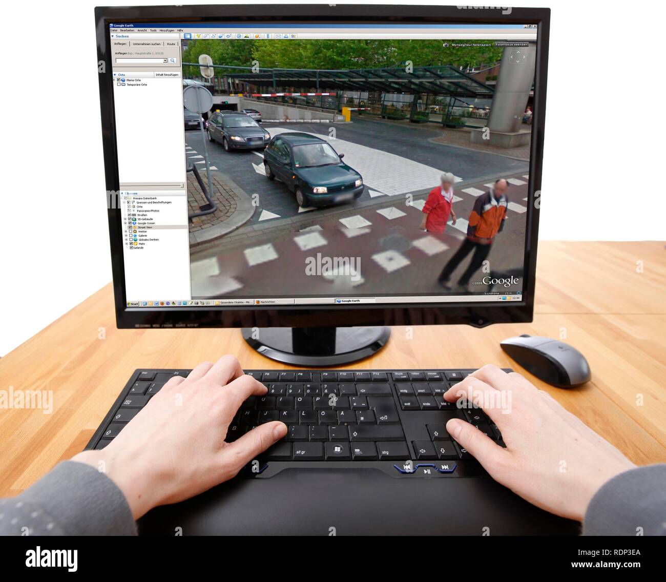 Person sitzen an einem Computer arbeiten mit Google Street View, Bildschirm, ein detailliertes Bild von einem Teil der Innenstadt von Stockfoto