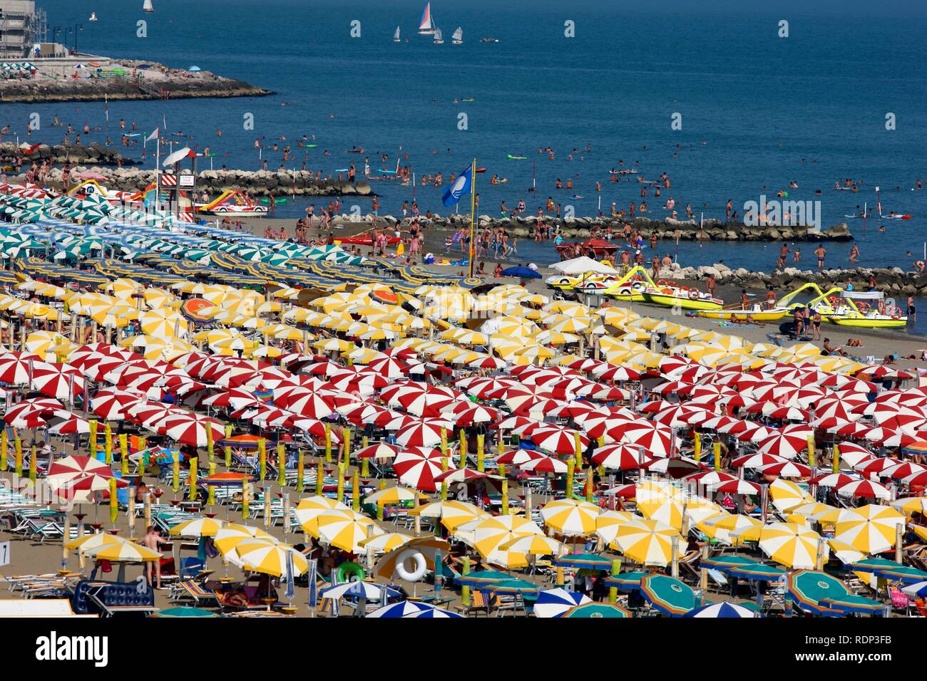 Sonnenschirme und Liegestühle, Massentourismus am Strand von Caorle, Adria, Italien, Europa Stockfoto