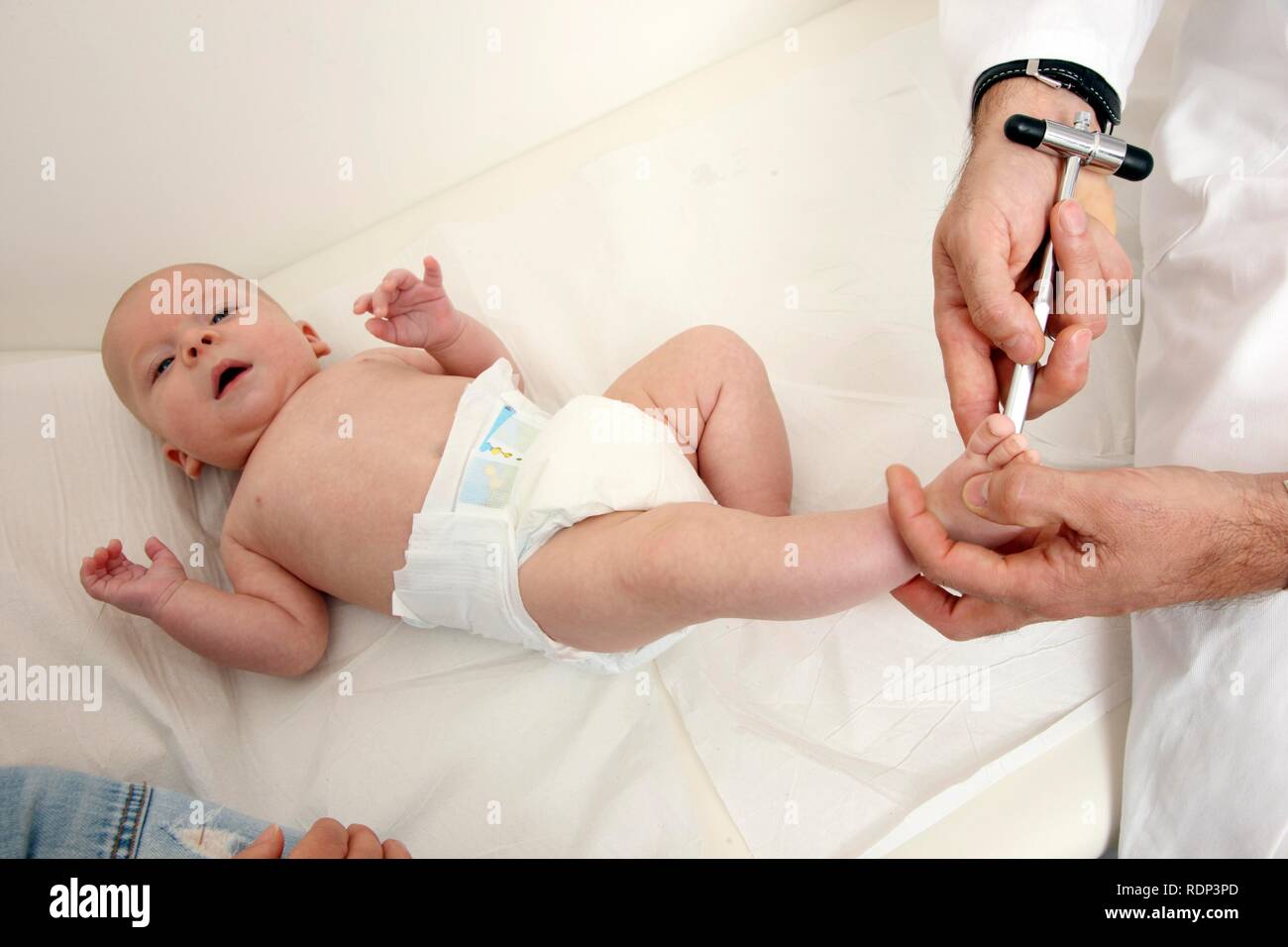 Arztpraxis, Kinderarzt die Prüfung eines Säuglings-, Vorsorgeuntersuchung, vorbeugende Checkup Stockfoto