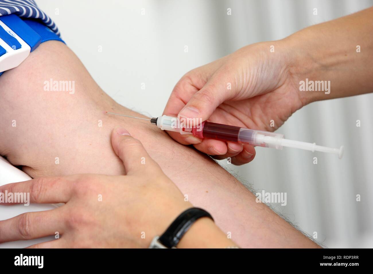 Arztpraxis, Medizinisch Technische Assistentin Entnahme einer Blutprobe von einem Patienten Stockfoto