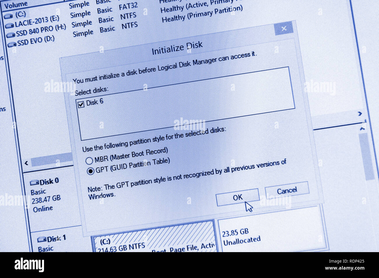 PARIS, Frankreich, 17.Februar 2015: Detail der Bildschirm mit Fenster Neuer HDD Format Datenträger initialisieren mit GPT-GUID-Partitionstabelle Stockfoto