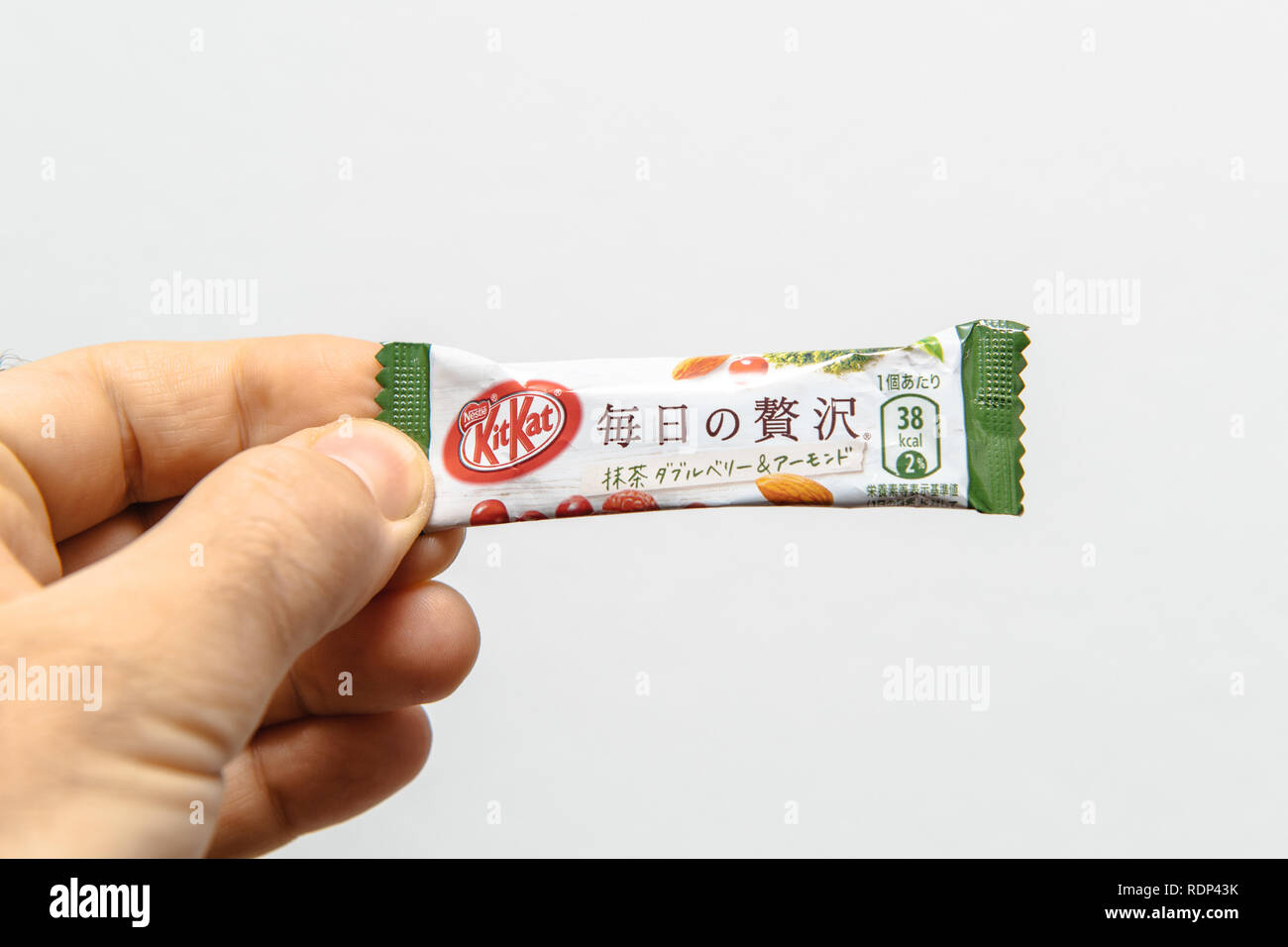 BERLIN, DEUTSCHLAND - Mar 3, 2018: Mann hält Japan Kit Kat cookie Schokolade Nestle von Japan Stockfoto