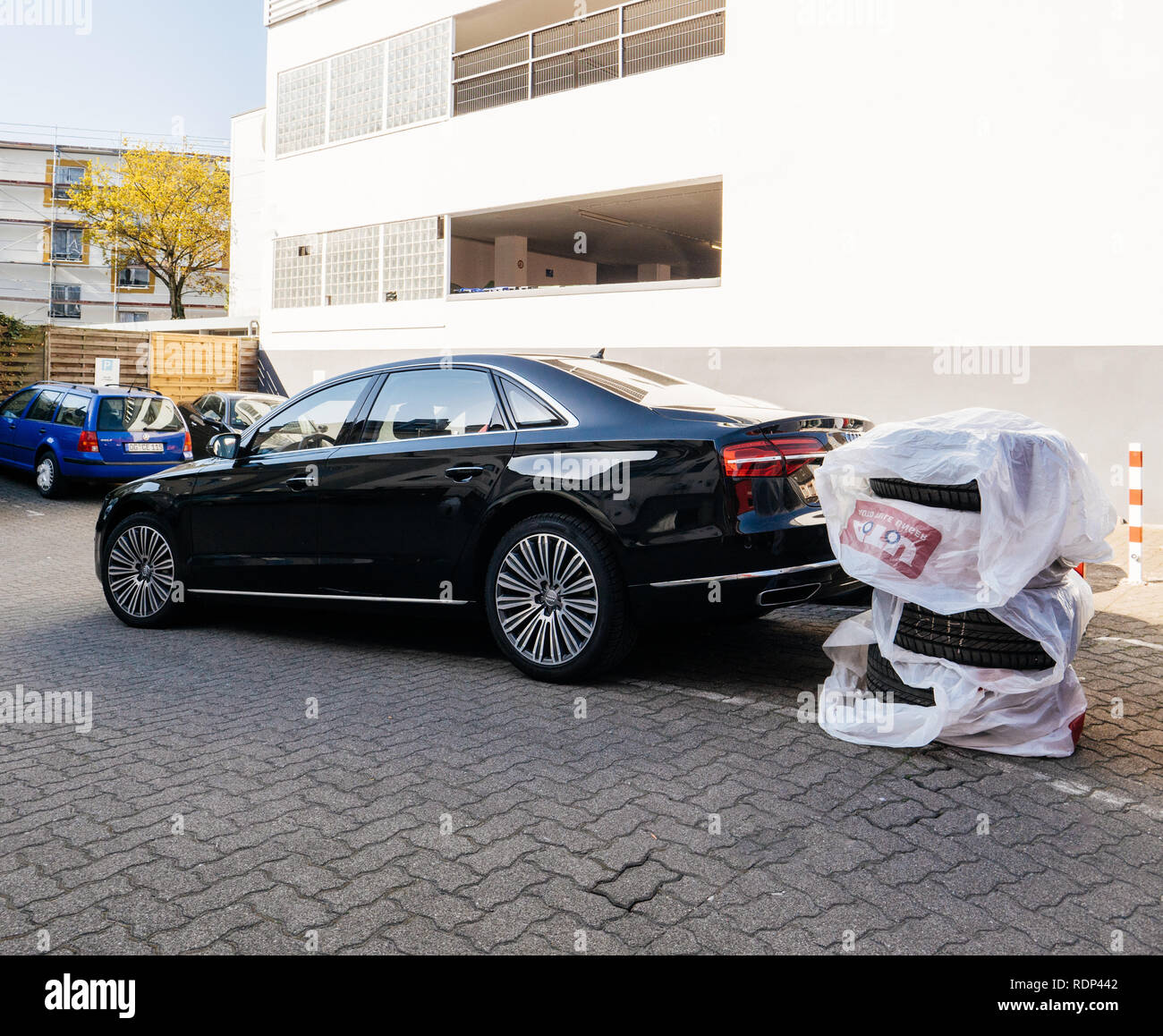 FRANKFURT, Deutschland - Apr 17, 2018: Luxus AUDI Limousine mit Winter Sommer reifen Räder neben der Leitung am Auto Service Center in Deutschland Stockfoto