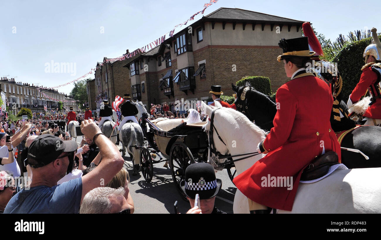 WINDSOR, ENGLAND - 19. MAI 2018: Prinz Harry, Herzog von Sussex und Meghan, Herzogin von Sussex lassen Schloss Windsor in Ascot Landau Beförderung während einer Prozession, nachdem sie an die St Georges Kapelle verheiratet Stockfoto