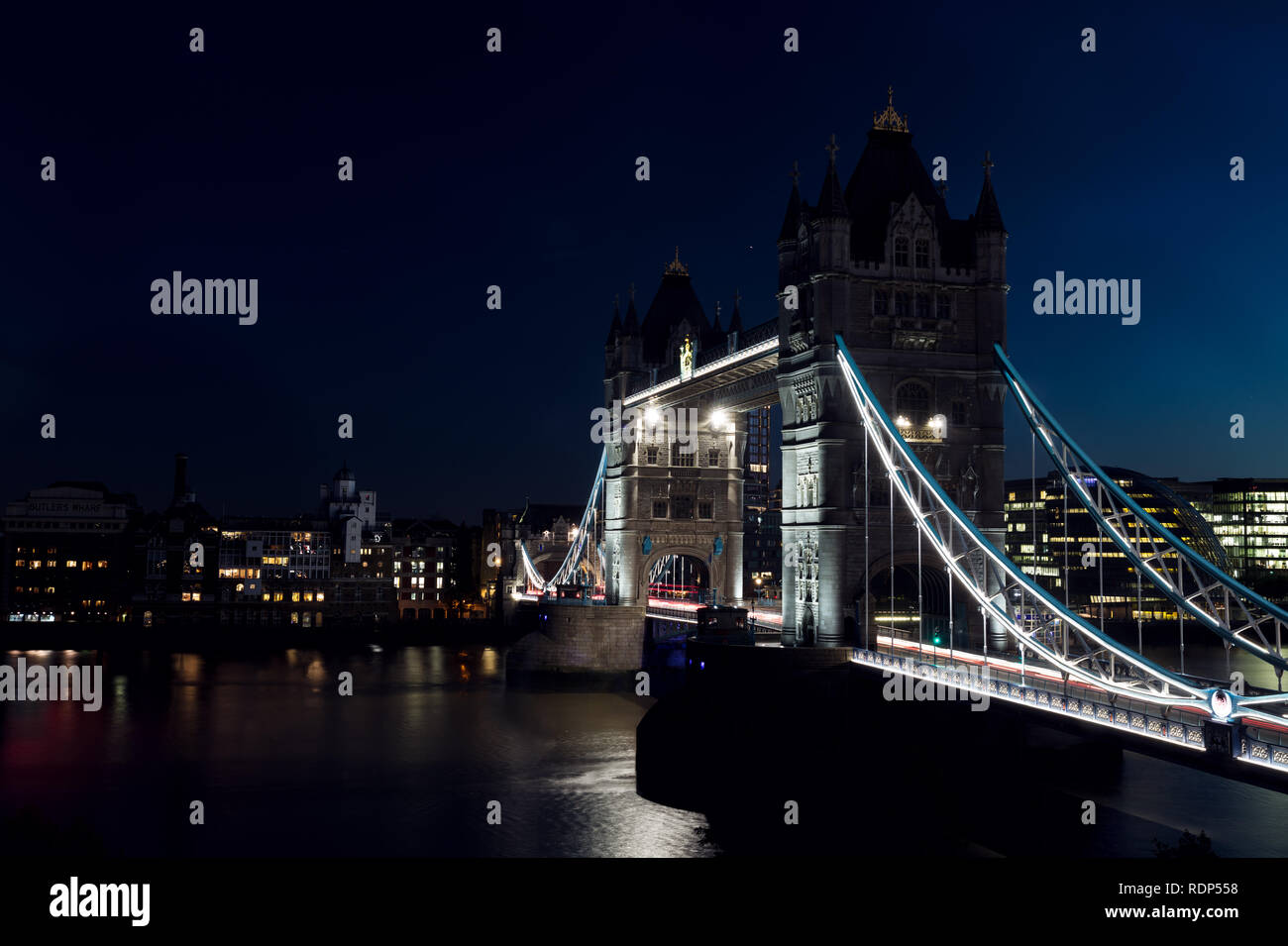 Iconic Tower Bridge mit Licht am London, UK in der dunklen Nacht. Stockfoto