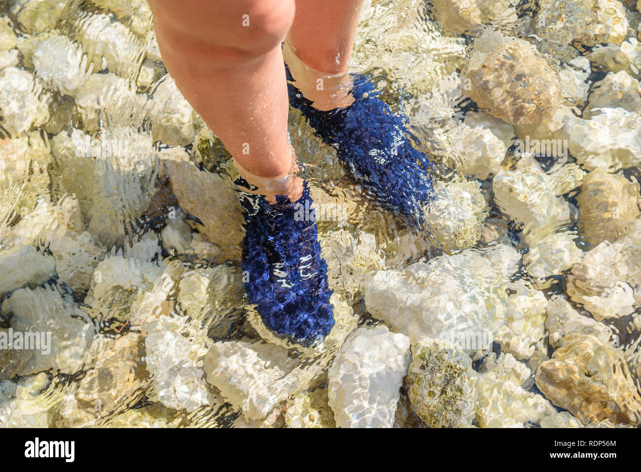 Die Füße im Wasser in spezielle Schuhe verpackt von Seeigel zu schützen  Stockfotografie - Alamy