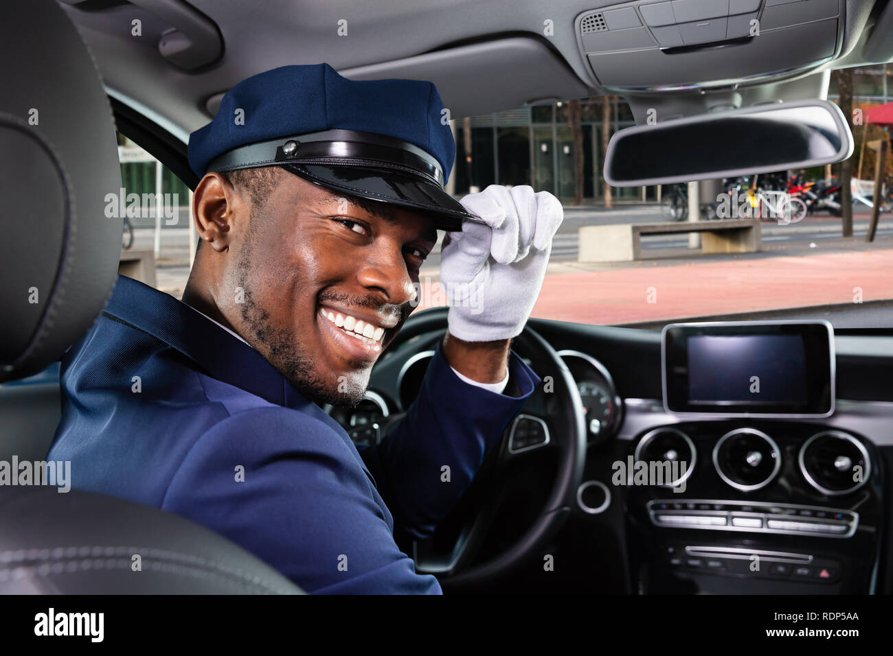 Portrait Of Happy afrikanische Mann Chauffeur im Auto sitzen Stockfoto