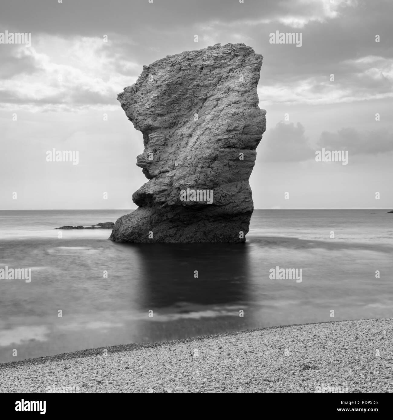 Lange Belichtung Ansicht von ikonischen Butter Rock auf der Dorset Jurassic Coast, South England. Stockfoto