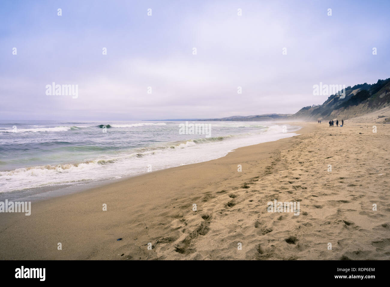 Sandstrand an der Pazifik Küste an einem nebligen Nachmittag, Kalifornien Stockfoto