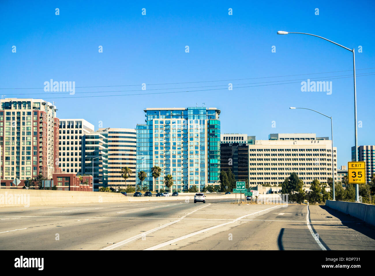 San Jose Skyline während der Fahrt auf der Autobahn, Silicon Valley, Kalifornien Stockfoto