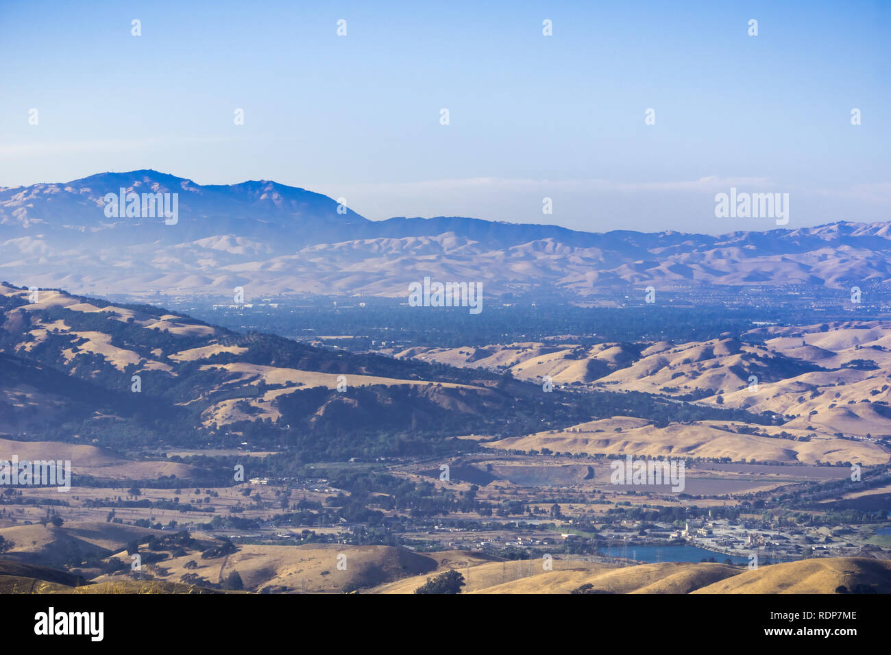 Blick Richtung Tri-senke und Mt Diablo bei Sonnenuntergang von Mission Peak, Osten San Francisco Bay Area, Kalifornien Stockfoto