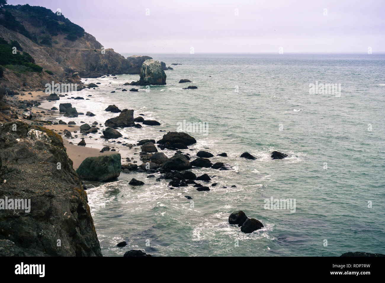 Zerklüftete Küste an einem nebligen Tag, Lands End, San Francisco, Kalifornien Stockfoto