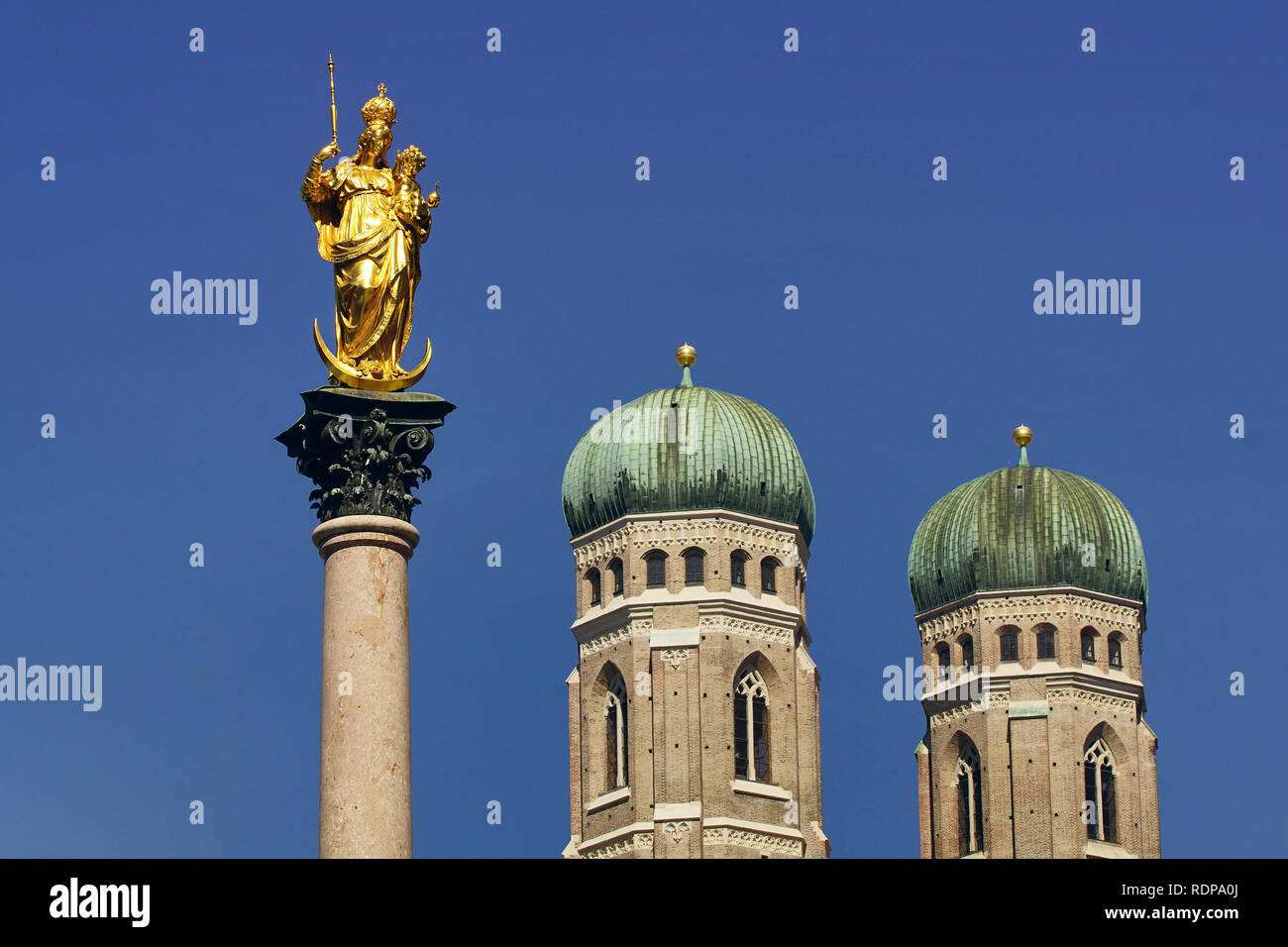 Goldene Marienstatue und Frauenkirche in München, Deutschland Stockfoto