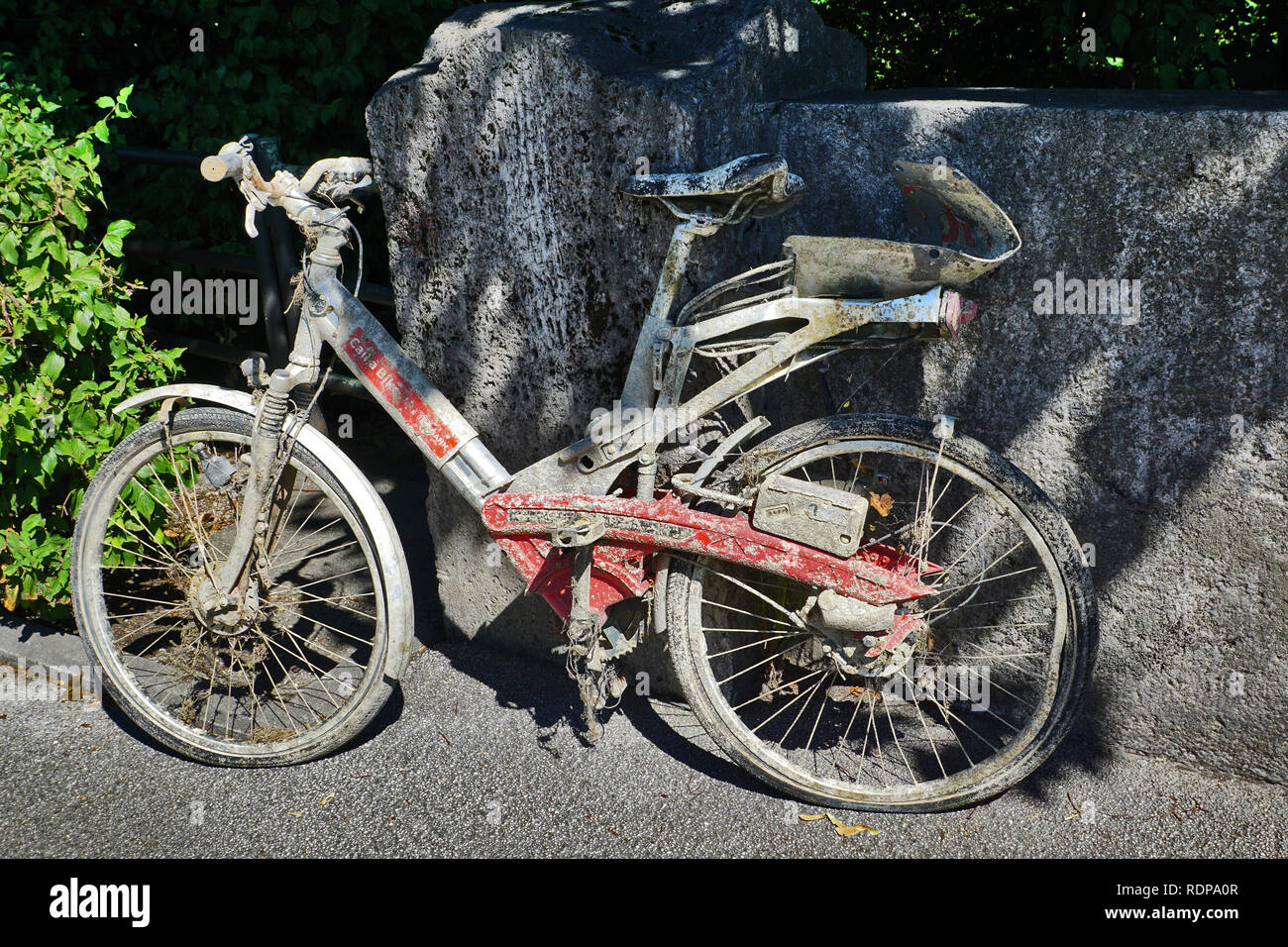 Altes schmutziges Fahrrad, Deutschland Stockfoto