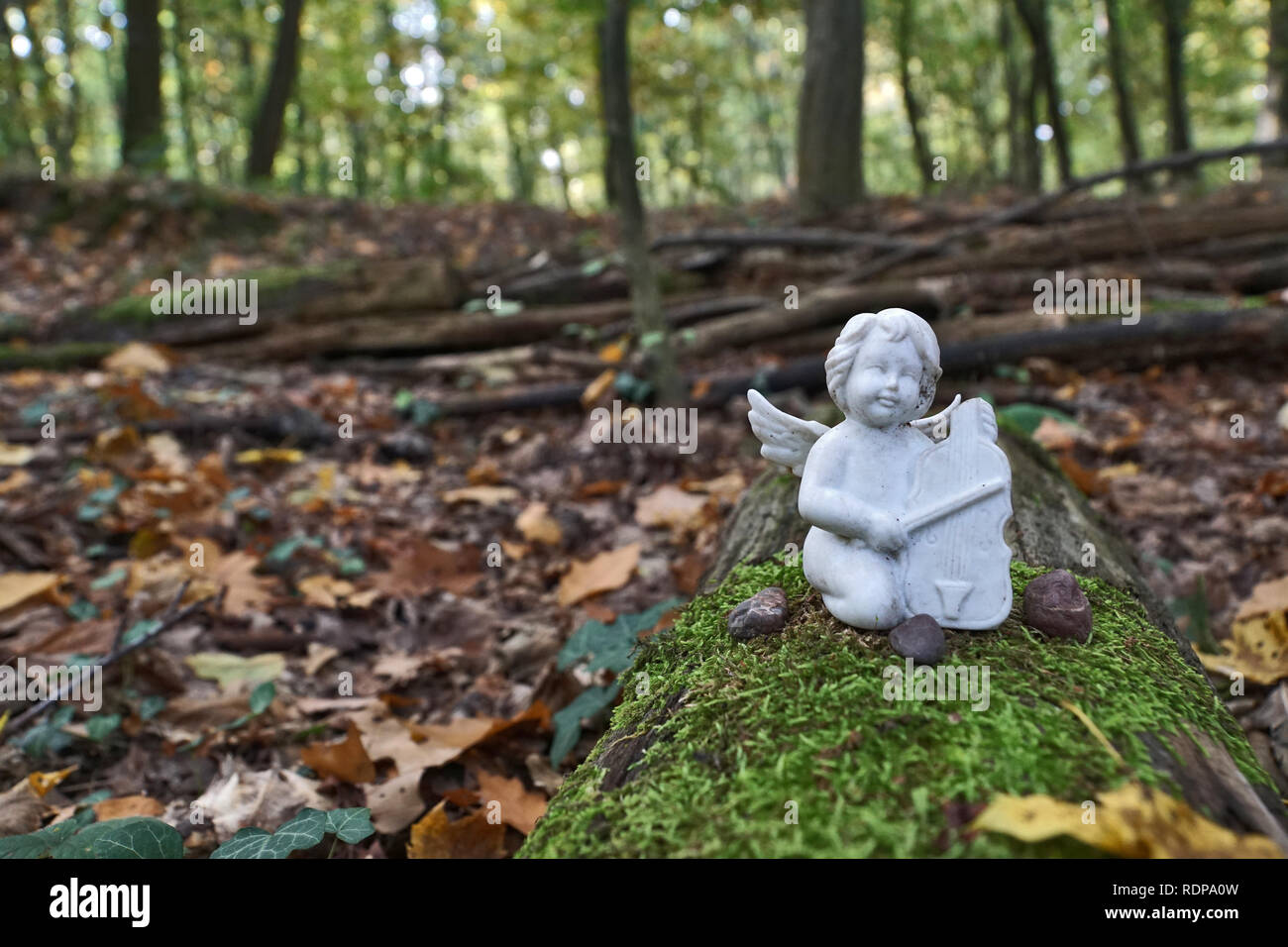 Weiße Engelsfigur im Wald, Deutschland Stockfoto