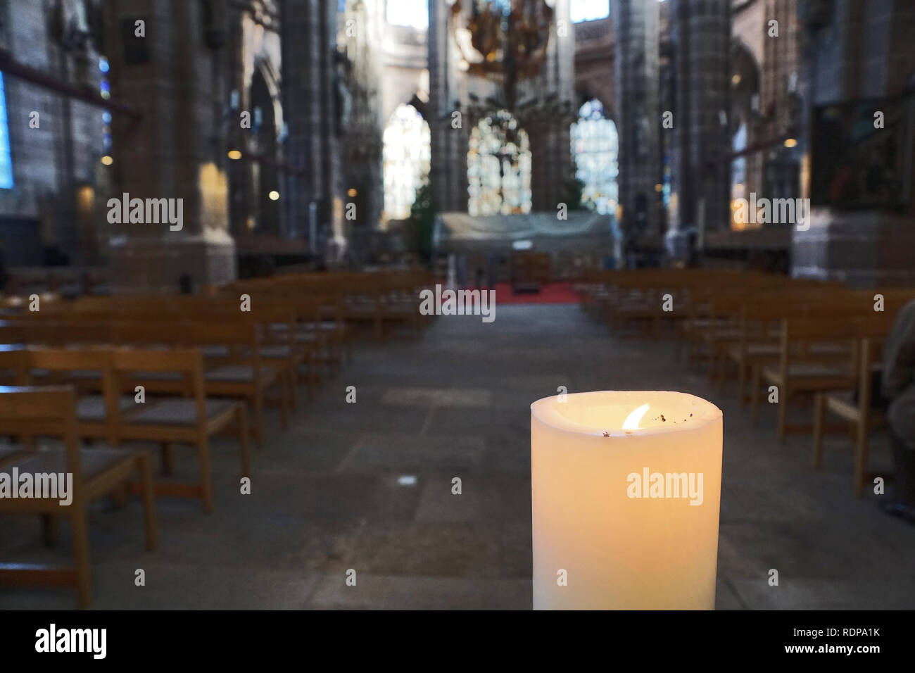 Brennende Kerze in der Kirche in Nürnberg Stockfoto
