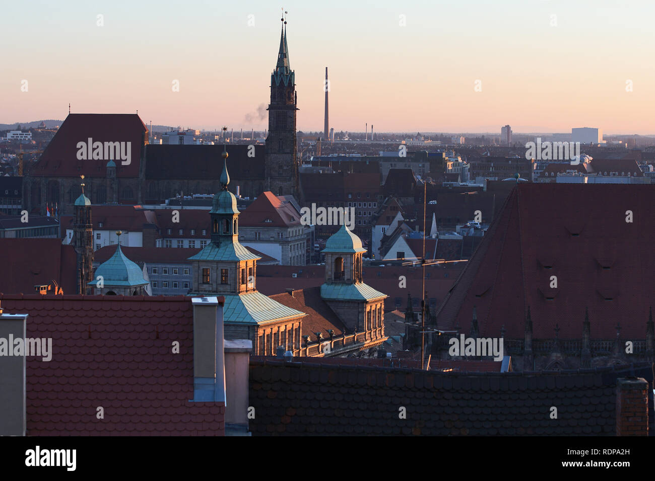 Nürnberger Panorama mit Sebalduskirche in der Abendsonne, Deutschland Stockfoto