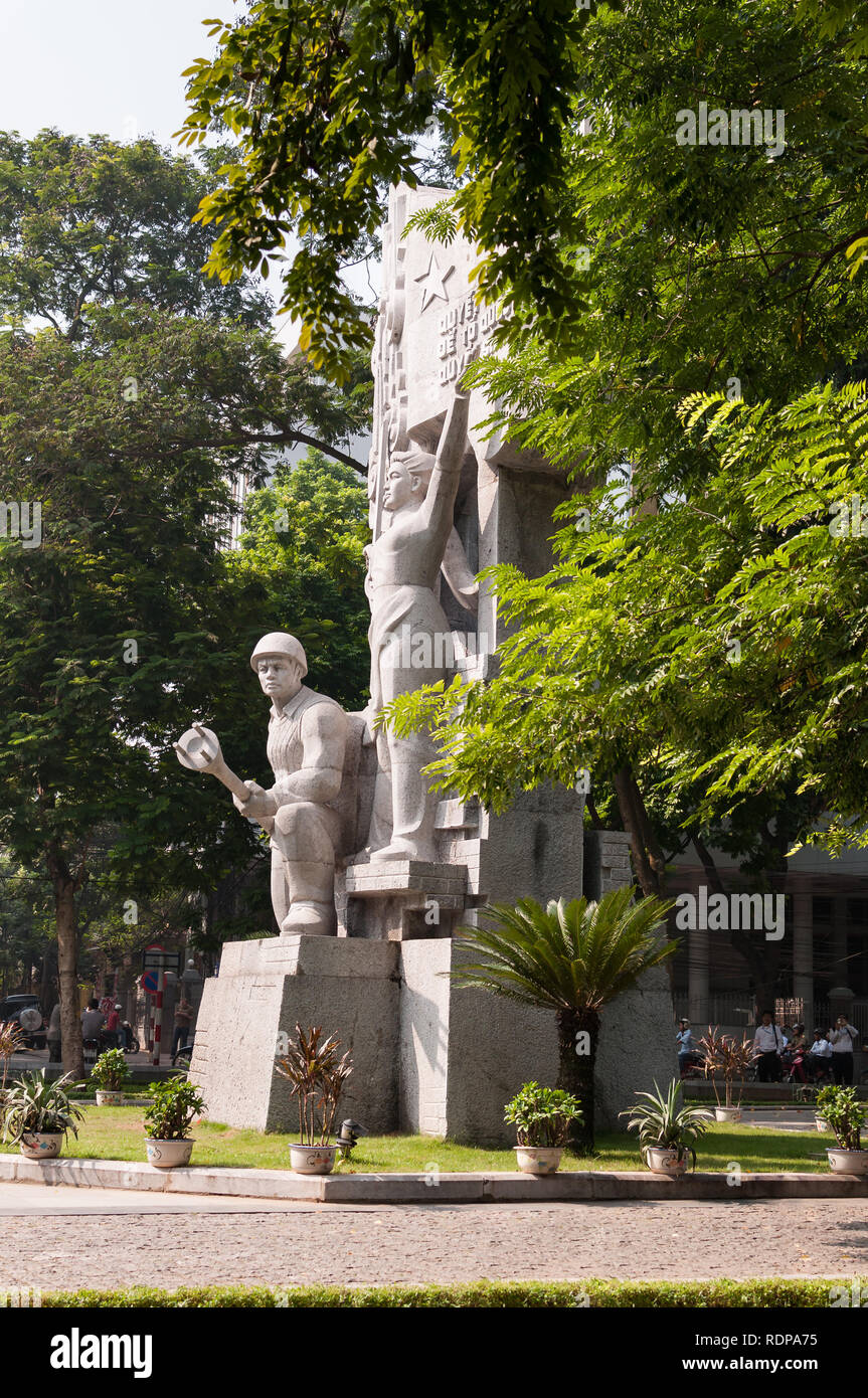 Großen steinernen Denkmal für die kommunistische Revolution in Nordvietnam 1946 am Hang Dau Park, Hanoi, Vietnam Stockfoto